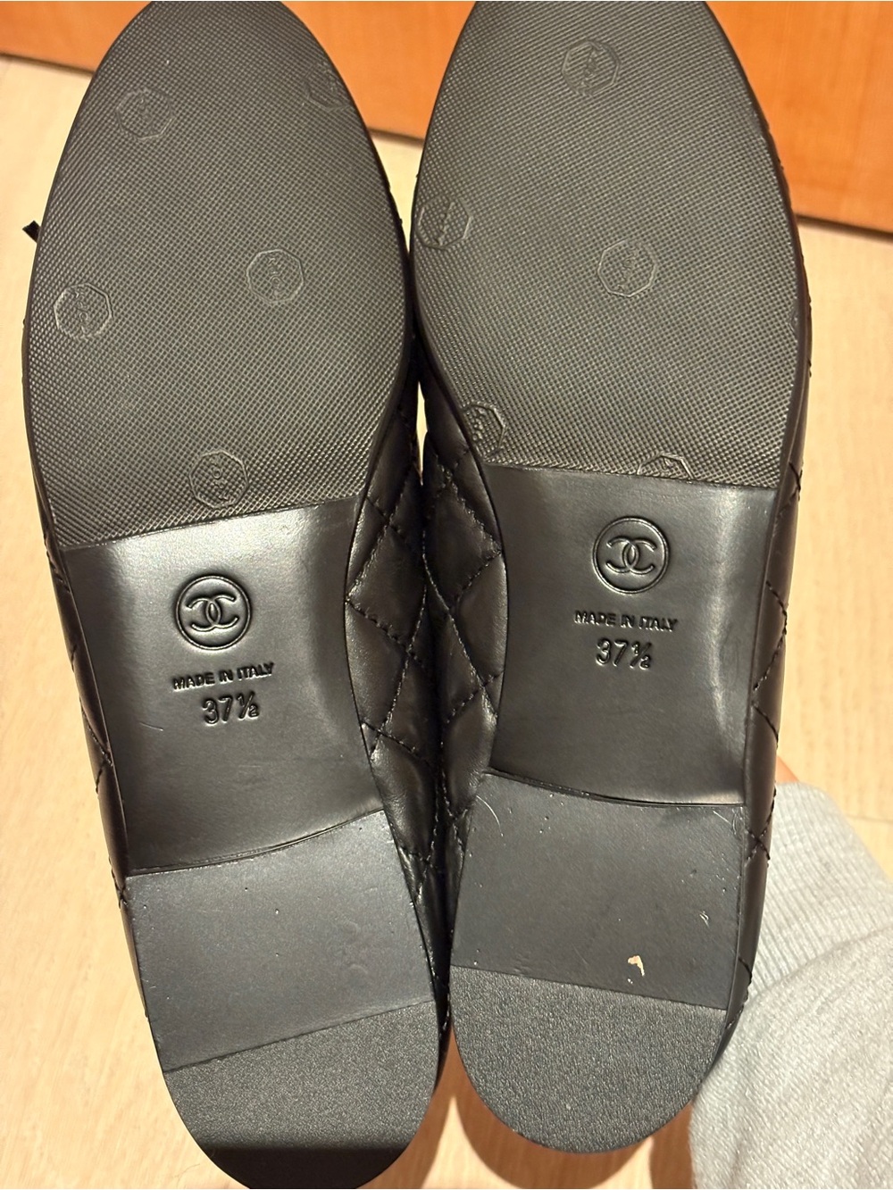 CHANEL Black Quilted Leather Ballet Flats with CC Medallion - Picture 4 of 4